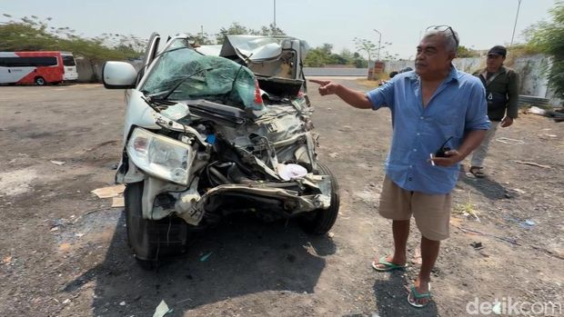 Kecelakaan di Batang Penampakan ambulans yang terlibat kecelakaan maut dan menewaskan 3 orang di Tol Batang, Rabu (19/8/2026).