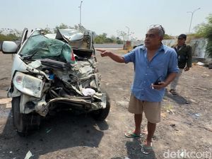Ditabrak Ambulans Bawa Jenazah di Tol Batang, Ban Serep Truk Sampai Terpental