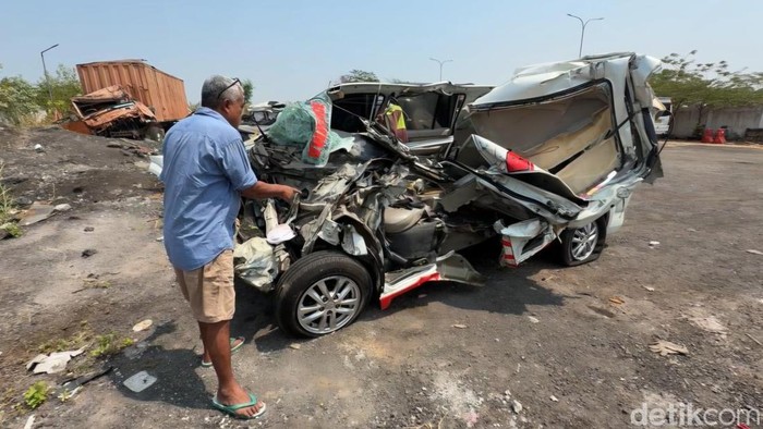 Penampakan ambulans yang terlibat kecelakaan maut dan menewaskan 3 orang di Tol Batang, Rabu (19/8/2026).