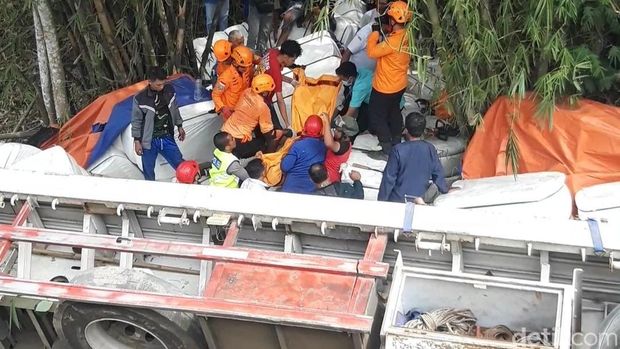 Kecelakaan di Boyolali Proses evakuasi jenazah sopir yang terjepit di truk trailer yang jatuh di jurang kawasan Jembatan Kenteng, Boyolali, Rabu (19/8/2026).