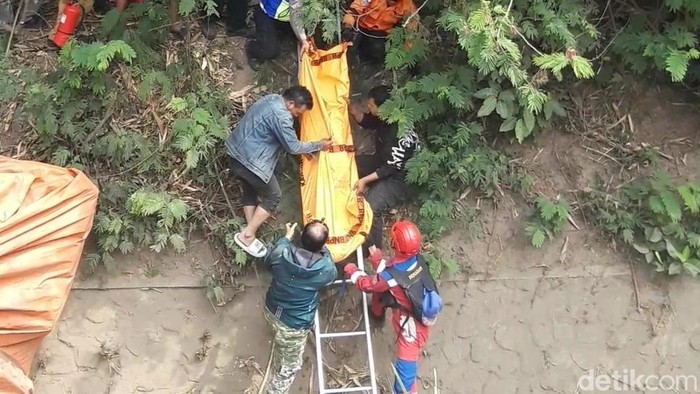 Proses evakuasi jenazah sopir yang terjepit di truk trailer yang jatuh di jurang kawasan Jembatan Kenteng, Boyolali, Rabu (19/8/2026).