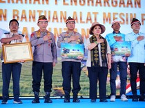 Polri Raih Rekor MURI Tanam Bawang Putih Serentak di Lahan Terluas