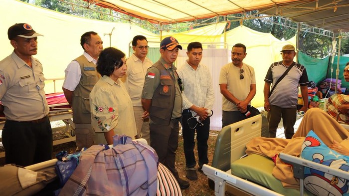 Kepala BNPB Letjen TNI Dr. Suharyanto S.Sos., M.M.,  menjenguk pasien Puskesmas Riung yang diungsikan di halaman gedung usai gempa M 7,7 Flores di Kabupaten Ngada, NTT.