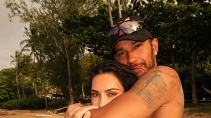 Potret Bucin Kim Kardashian dan Lewis Hamilton Pamer Kemesraan Saat Liburan