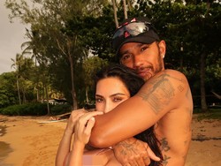 Potret Bucin Kim Kardashian dan Lewis Hamilton Pamer Kemesraan Saat Liburan
