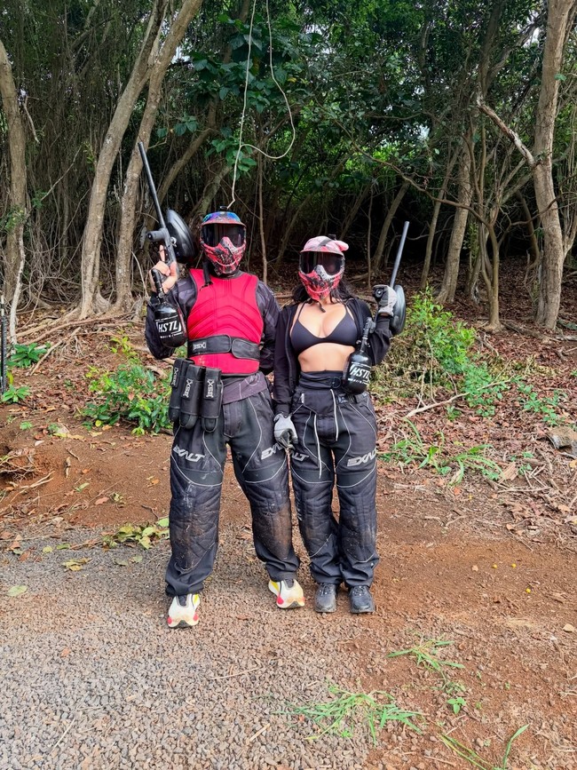 Kim dan Lewis memamerkan potret bucin ketika liburan bersama keluarga di Hawaii. Foto: Instagram