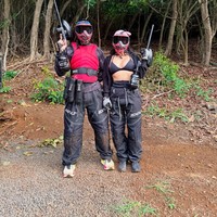 Kim dan Lewis memamerkan potret bucin ketika liburan bersama keluarga di Hawaii. Foto: Instagram