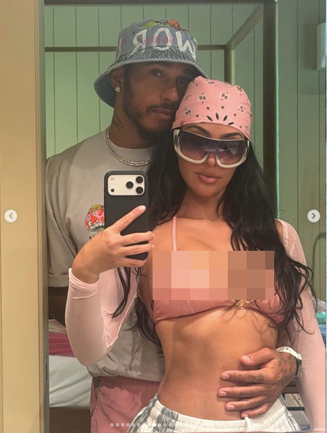 Dalam foto, pasangan bintang reality show dan pebalap F1 tersebut tampil ‘couple-coordinated’ saat Kim memakai bikini pink berglitter sedangkan pacarnya mengenakan sweatpants berwarna serupa. Foto: Instagram