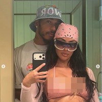 Dalam foto, pasangan bintang reality show dan pebalap F1 tersebut tampil ‘couple-coordinated’ saat Kim memakai bikini pink berglitter sedangkan pacarnya mengenakan sweatpants berwarna serupa. Foto: Instagram