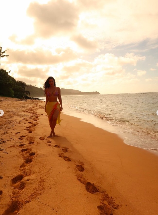 Begini gaya pantai Kim ketika liburan bersama Lewis Hamilton. Foto: Instagram