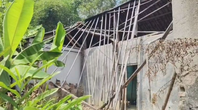 Kondisi memprihatinkan Nenek Sanami yang harus tinggal di rumah tak layak huni.