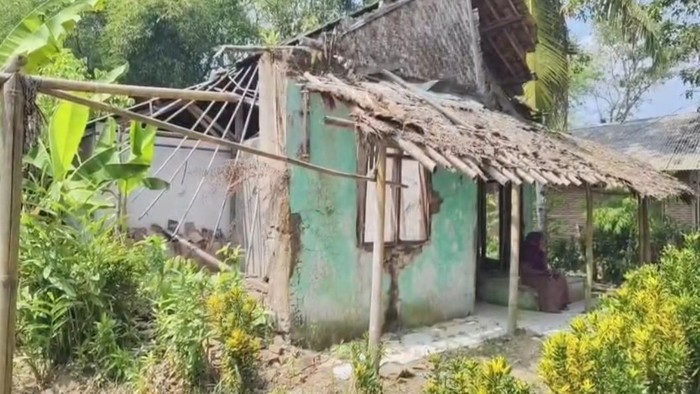 Kondisi memperihatinkan Nenek Sanami yang harus tinggal di rumah tak layak huni.