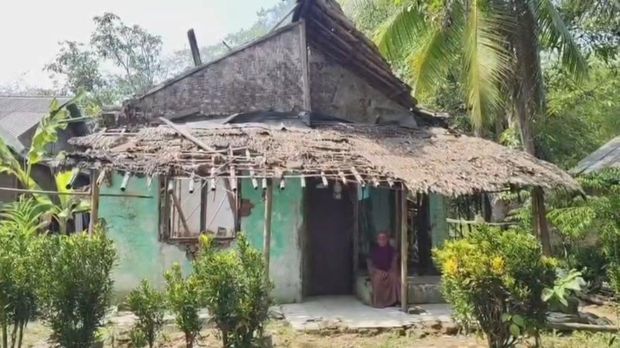Kondisi memperihatinkan Nenek Sanami yang harus tinggal di rumah tak layak huni.