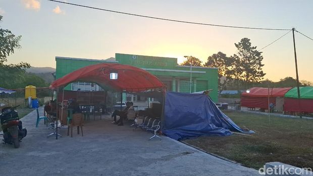 Kondisi Puskesmas Lengkosambi, Kecamatan Riung, Kabupaten Ngada, NTT, rusak total akibat guncangan gempa bumi, Rabu (19/8/2026). (Yufengki Bria/detikBali). Kondisi Puskesmas Lengkosambi, Kecamatan Riung, Kabupaten Ngada, NTT, rusak total akibat guncangan gempa bumi, Rabu (19/8/2026). (Foto: Yufengki Bria/detikBali)