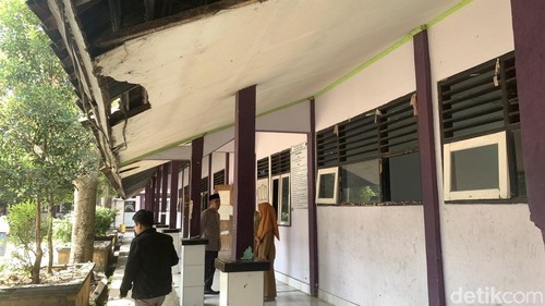 Kondisi ruang kelas di SMKN 1 Gerung yang terancan roboh, Rabu (19/8/2026). (Foto : M Zahiruddin/detikBali)