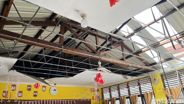 Kondisi sekolah yang rusak akibat puting beliung. (Foto: Finta Rahyunu/detikSumut)