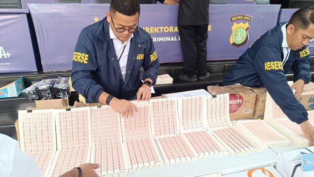 Konferensi pers Polda Metro Jaya membongkar sindikat produsen materai palsu