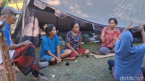 Foto : Sejumlah ibu-ibu, pengungsi gempa bumi saat ditemui di sebuah tenda terpal di Desa Tadho, Kecamatan Riung, Kabupaten Ngada, NTT, Rabu (19/8/2026). (Yufengki Bria/detikBali).