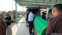 Pasutri Tewas Usai Ambulans Bawa Jenazah Anak Tabrak Truk di Tol Batang