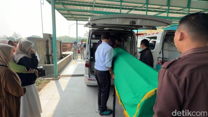 Jenazah korban laka maut tol Batang.