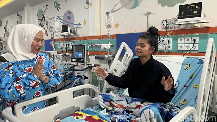 Krismas Dayanti, siswi SMKN 1 Berastagi korban keracunan MBG saat ditemui di PICU RS Haji Medan (Kartika Sari/detikcom)