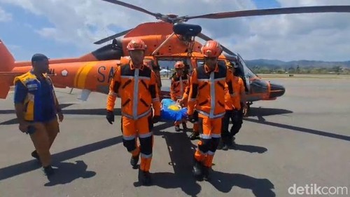 Lansia korban gempa bumi di Manggarai Timur dievakuasi menggunakan helikopter ke RSUD Komodo di Labuan Bajo, Manggarai Barat, NTT, Rabu (19/8/2026).