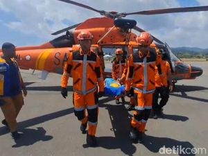 Video: Momen Lansia Korban Gempa NTT Dievakuasi Petugas Pakai Helikopter