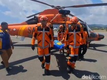 Video: Momen Lansia Korban Gempa NTT Dievakuasi Petugas Pakai Helikopter