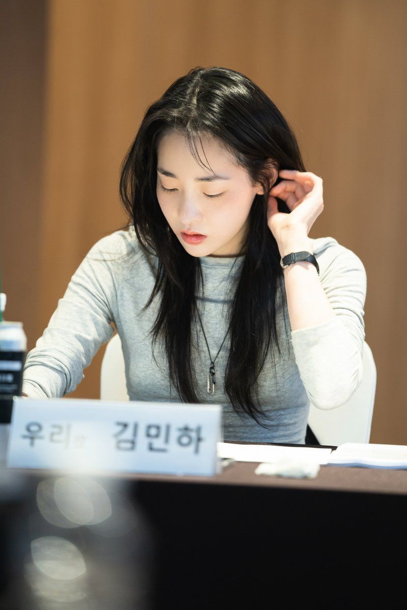 Let's Shake Our Sun Kim Min Ha bersama cast dan kru film Let's Shake Our Sun melakukan proses pembacaan naskah perdana buat adaptasi film China Viva La Vida itu di Seoul.