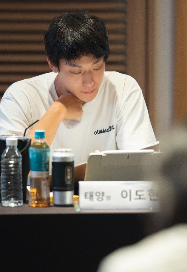 Let's Shake Our Sun Lee Do Hyun bersama cast dan kru film Let's Shake Our Sun melakukan proses pembacaan naskah perdana buat adaptasi film China Viva La Vida itu di Seoul.