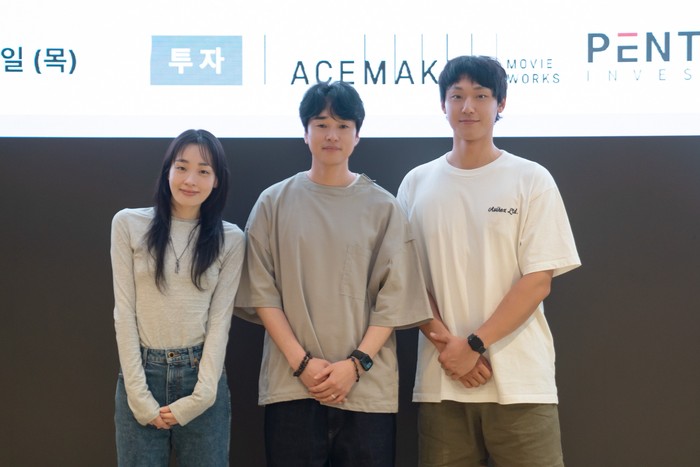 (Ki-ka) Kim Min Ha, sutradara Park Dan Hee, Lee Do Hyun. Cast dan kru film Lets Shake Our Sun melakukan proses pembacaan naskah perdana buat adaptasi film China Viva La Vida itu di Seoul.