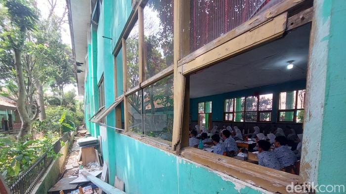 Lingkungan kumuh dan kondisi kerusakan bangunan SMPN 2 Ngamprah