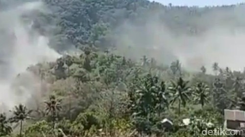 Longsor terjadi seusai gempa di Kabupaten Sikka, Rabu (19/8/2026).