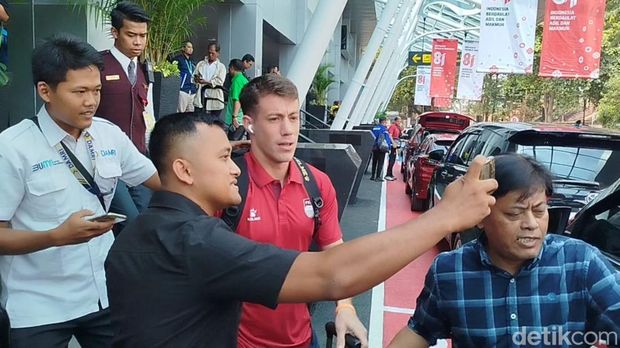 Mariano Peralta langsung diserbu bobotoh saat tiba di Bandara Husein Sastranegara Bandung