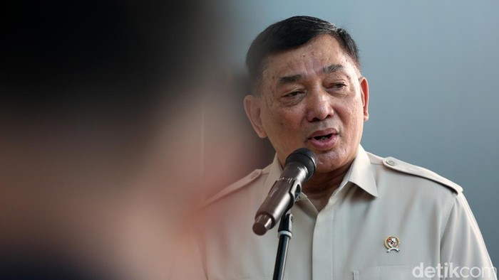 Menteri Pertahanan (Menhan) Sjafrie Sjamsoeddin memberikan keterangan pers di hanggar GMF Bandara Soekarno-Hatta, Banten, Rabu (19/8/2026).