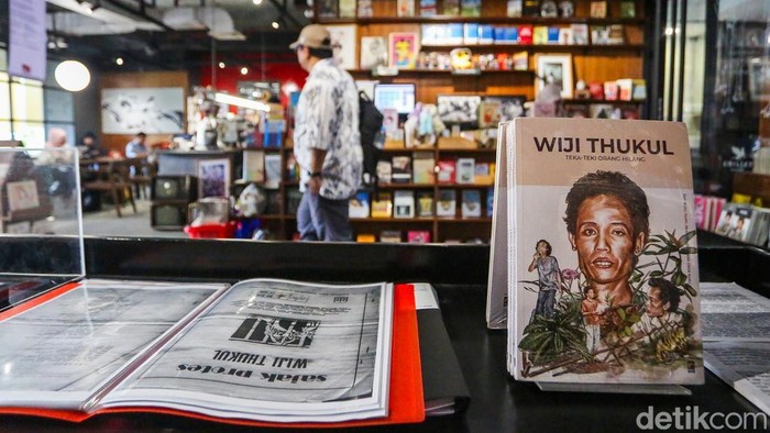 Pengunjung mengamati pameran arsip Wiji Thukul di Gramedia Matraman, Jakarta, Rabu (19/8/2026).
