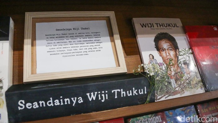 Pengunjung mengamati pameran arsip Wiji Thukul di Gramedia Matraman, Jakarta, Rabu (19/8/2026).
