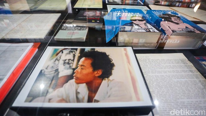 Pengunjung mengamati pameran arsip Wiji Thukul di Gramedia Matraman, Jakarta, Rabu (19/8/2026).