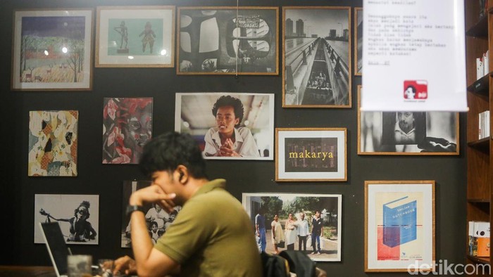 Pengunjung mengamati pameran arsip Wiji Thukul di Gramedia Matraman, Jakarta, Rabu (19/8/2026).