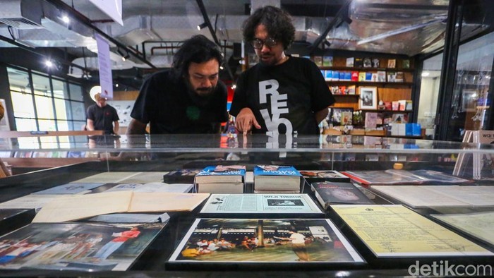 Pengunjung mengamati pameran arsip Wiji Thukul di Gramedia Matraman, Jakarta, Rabu (19/8/2026).