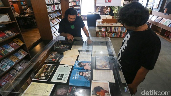 Pengunjung mengamati pameran arsip Wiji Thukul di Gramedia Matraman, Jakarta, Rabu (19/8/2026).