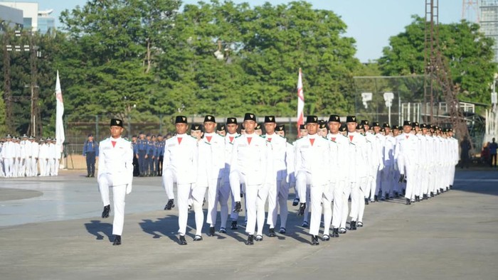 Pasukan pengibaran bendera Kota Makassar saat upacara HUT ke-81 RI di Lapangan Karebosi, Makassar. Dokumen Istimewa