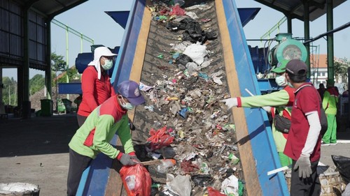 Pekerja di TPST Mengwitani, Badung, mengoperasikan pengolahan sampah dengan mesin RDF, Rabu (19/8/2026). (Agus Eka/detikBali)
