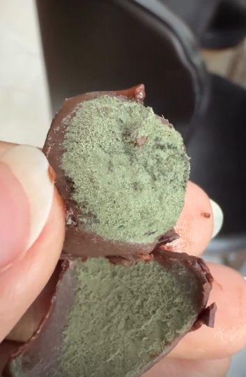 Pelanggan Kecewa, Satu Box Cokelat Mahal Ini Isinya Berjamur