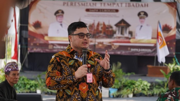 Bupati Kediri Hanindhito Himawan Pramana saat meresmikan tiga tempat ibadah di SMP Negeri 3 Grogol