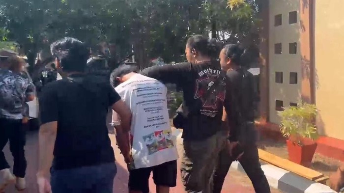 Pemuda kampung yang hendak memerkosa mahasiswi magang di Bangkas Salatan saat ditangkap polisi.