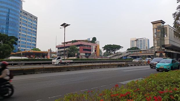 Penampakan separator busway di Pancoran dicabut sementara karena ada proyek jalan dan trotoar (Shonya/detikcom)