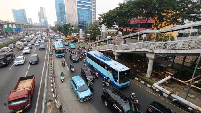 Penampakan separator busway di Pancoran dicabut sementara karena ada proyek jalan dan trotoar (Shonya/detikcom)