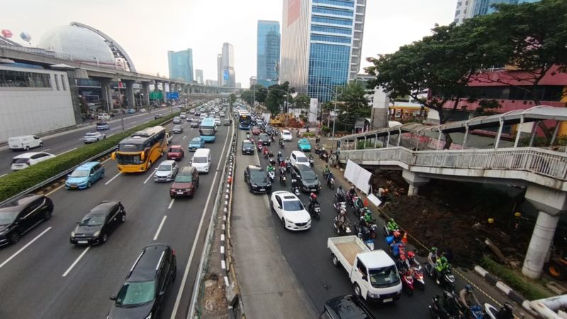 Penampakan separator busway di Pancoran dicabut sementara karena ada proyek jalan dan trotoar (Shonya/detikcom)