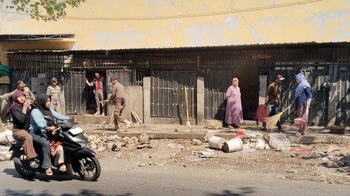 Penertiban puluhan lapak pedagang di Kelurahan Leneng, Kecamatan Praya, oleh Sat Pol PP Lombok Tengah. (Foto: Edi Suryansyah/detikBali)